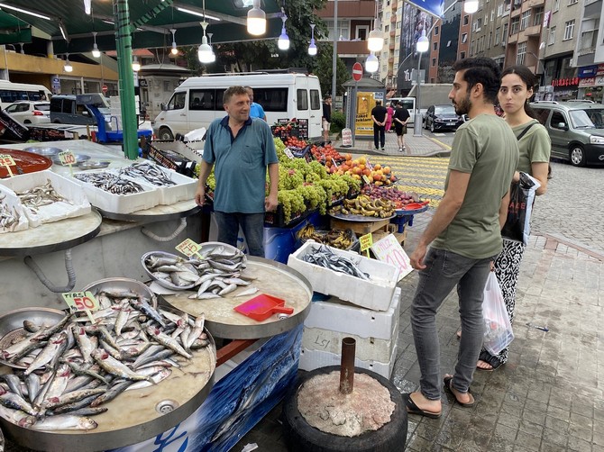 rizede-sezonun-ilk-istavrit-ile-hamsileri-100-liradan-satista-2.jpg