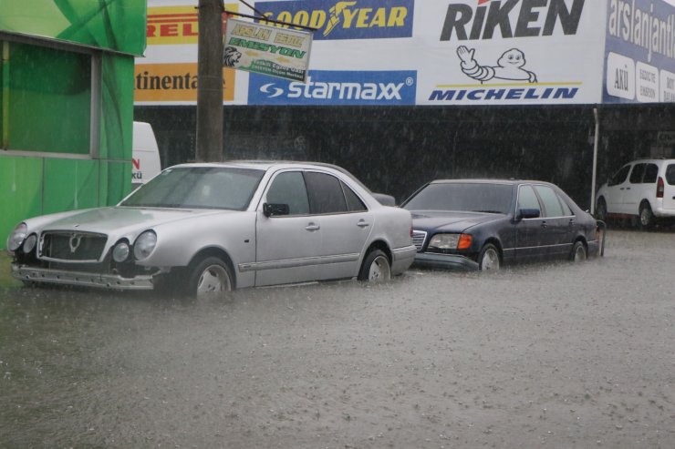 Samsun'da Sağanak, Sele Yol Açtı; Caddeler Göle Döndü