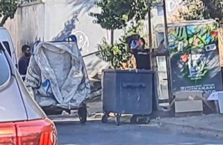 Ümraniye'de Giysi Kumbarasından Hırsızlık Kamerada