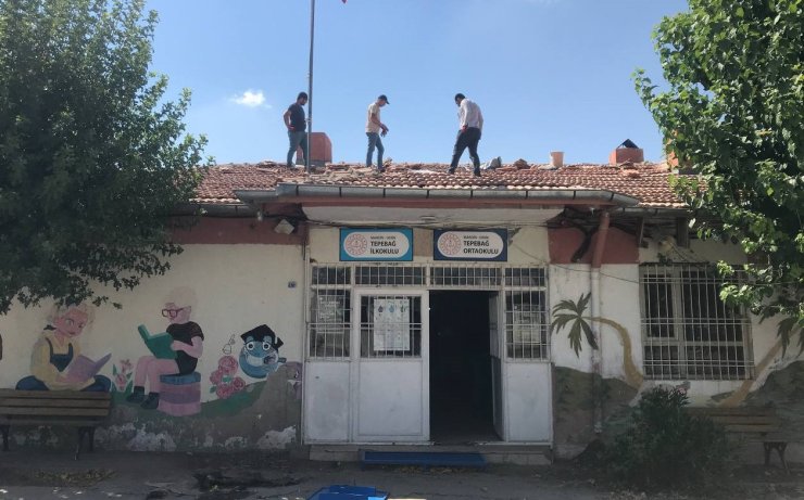 Usta Bulamayınca, Okul Çatısını Kendileri Onardı