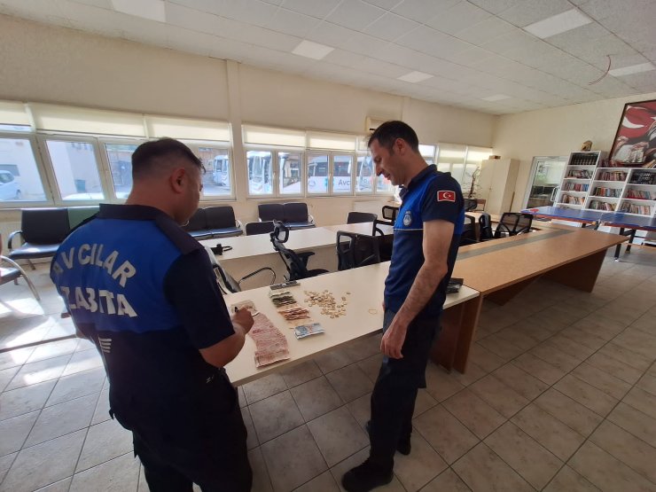 Avcılar'da Çocuğa Sahte Oksijen Maskesi Takıp Dilendi, Üzerinden Bin 733 Lira Çıktı