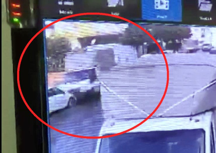 Avcılar'da Park Halindeki 4 Araca Çarpan Kamyonetin Şoförü Kaçtı