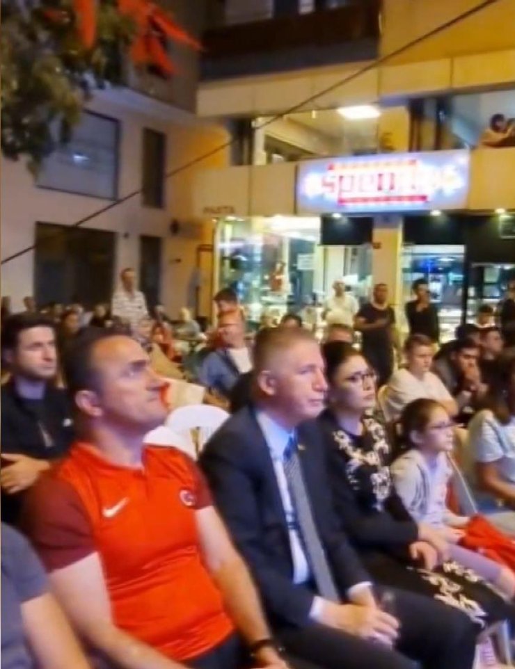 İstanbul'da Türk Bayrakları İle Şampiyonluk Coşkusu; Vali Gül O Heyecana Ortak Oldu