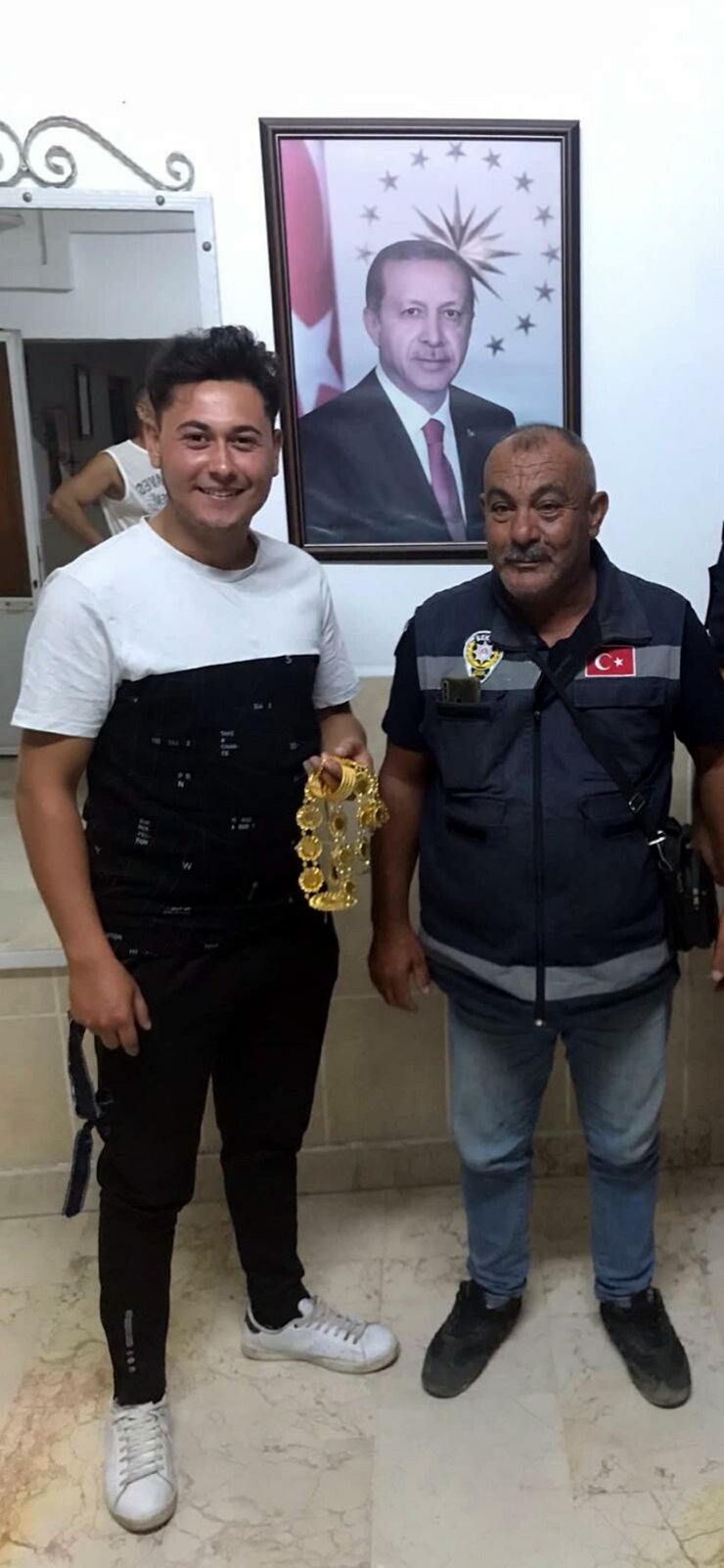 Kır Bekçisi, Bulduğu 1 Milyon 250 Bin Tl'lik Ziynet Eşyasını Sahibine Teslim Etti