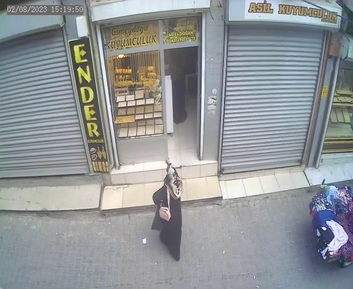 Kuyumcudan Hem Hırsızlık Hem De Alışveriş Yaptı; O Anlar Kamerada