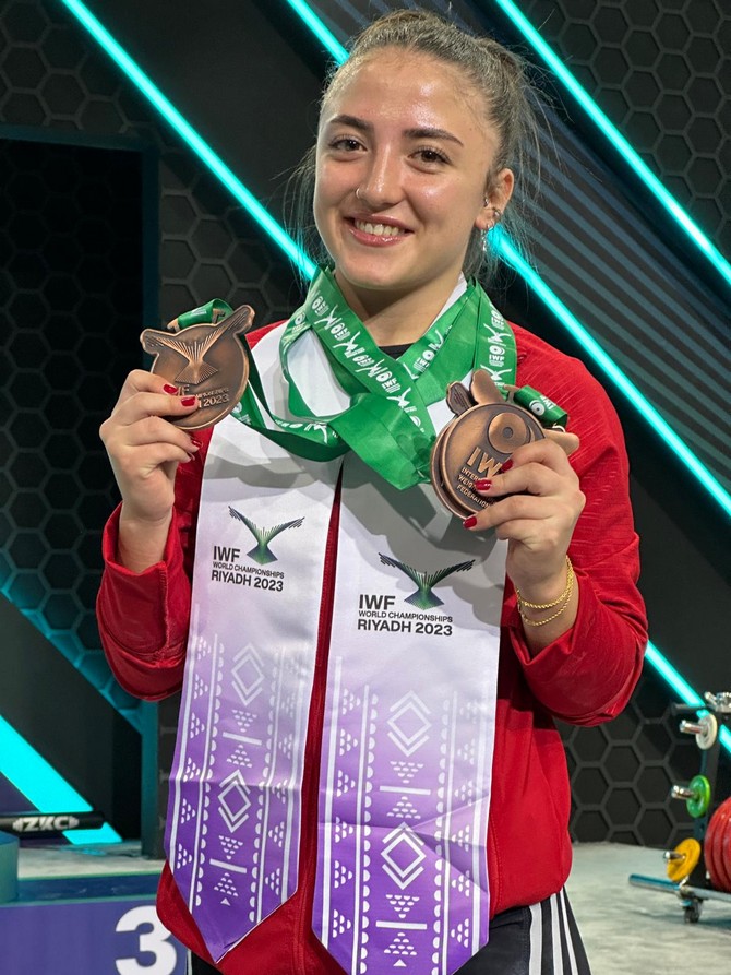 milli-halterci-cansu-bektas-buyukler-dunya-halter-sampiyonasinda-3-bronz-madalya-kazandi-2.jpg