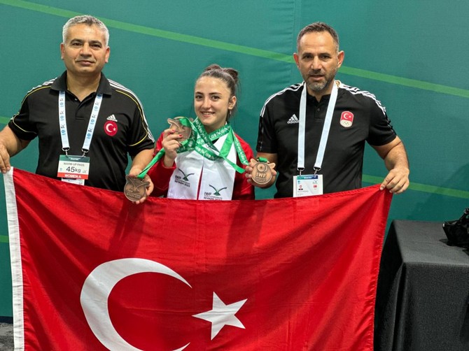 milli-halterci-cansu-bektas-buyukler-dunya-halter-sampiyonasinda-3-bronz-madalya-kazandi-3.jpg