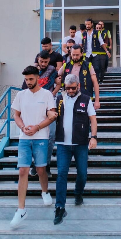 Para, Cep Telefonu Ve Motosiklet Gasbeden 6 Şüpheliden 5'i Tutuklandı