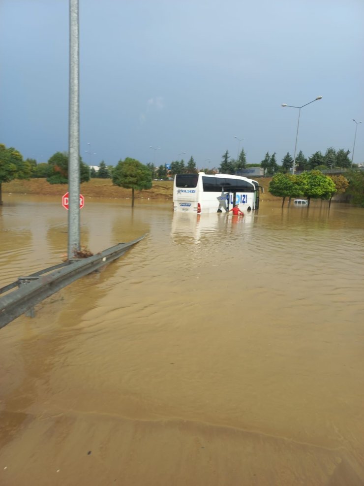 Samsun'daki Selde Otobüste Mahsur Kalan 17 Kişi Kurtarıldı