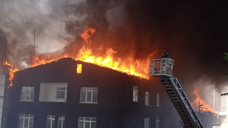 Ataşehir'de Spor Salonunda Başlayan Yangın 3 Binaya Sıçradı - 2