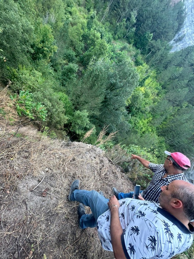 Bacağından Bıçaklanıp Uçuruma Atıldı