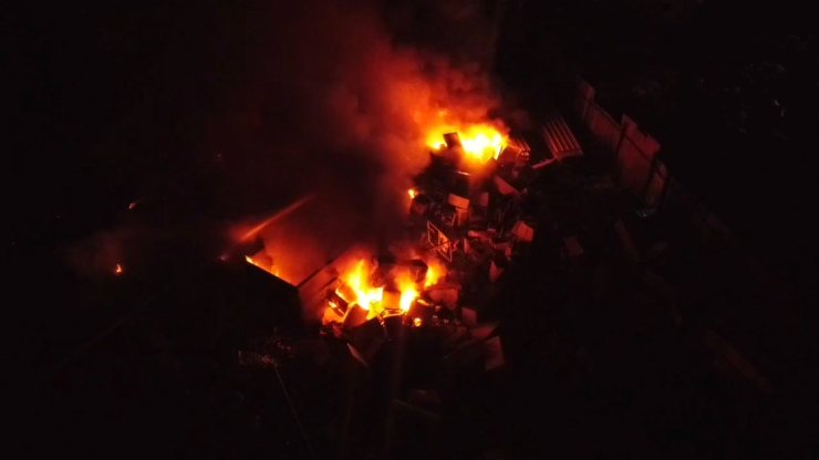 Bursa'da Geri Dönüşüm Tesisinde Çıkan Yangın Korkuttu; Alevler Havadan Görüntülendi