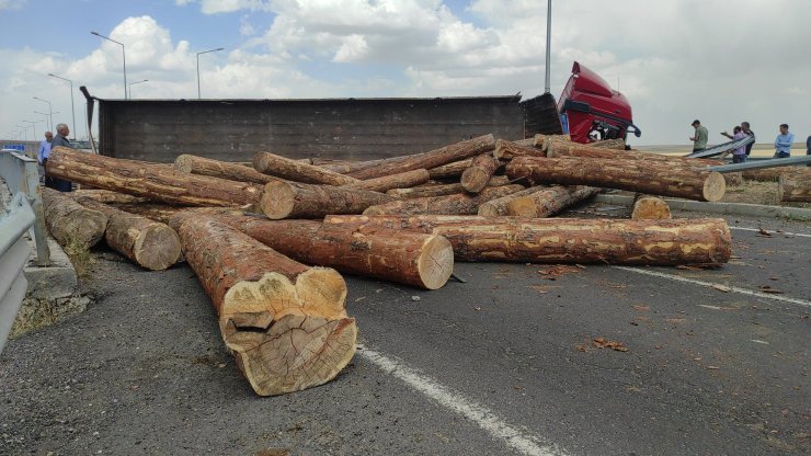 Devrilen Tır'daki Tomruklar Yola Saçıldı