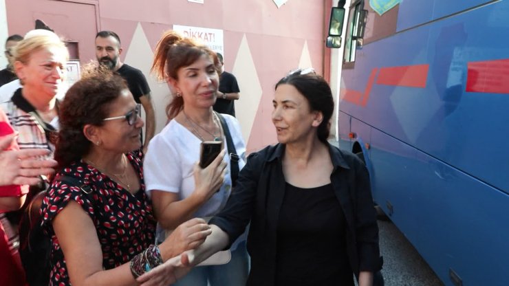 Eski Avcılar Belediye Başkanı Handan Toprak'ı Cezaevi Çıkışında Ailesi Karşıladı