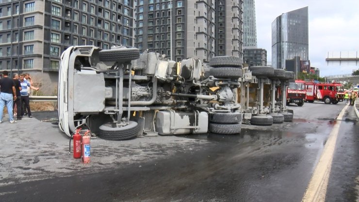 (Geniş Haber)-kağıthane'de Hafriyat Kamyonu Devrildi