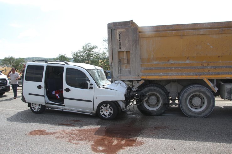 Hafif Ticari Araç, Hafriyat Kamyonuna Arkadan Çarptı: 4'ü Çocuk, 7 Yaralı