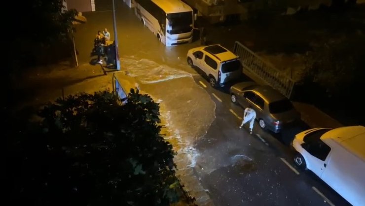 Küçükçekmece'de Yaşlı Kadın Selden Kurtarıldı