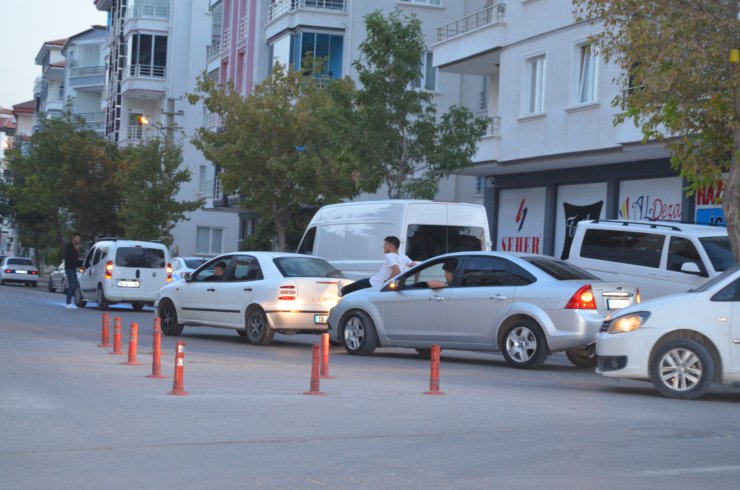 Seyir Halindeki Otomobilin Kaputuna Uzanıp, Öndeki Aracı Ayaklarıyla İtti; O Anlar Kamerada