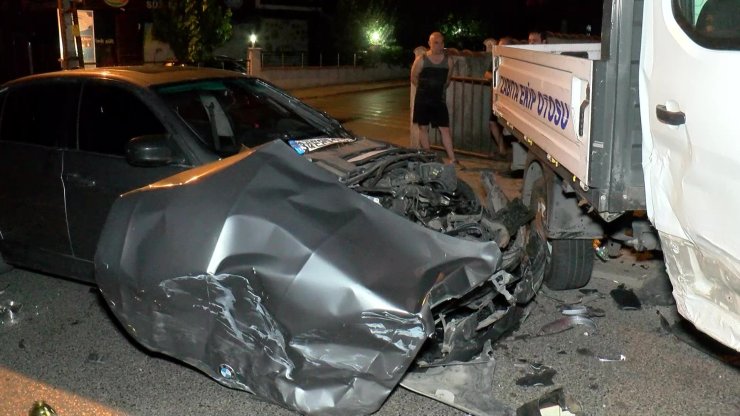 Ümraniye’de Otomobil Zabıta Aracına Çarptı: 2 Yaralı