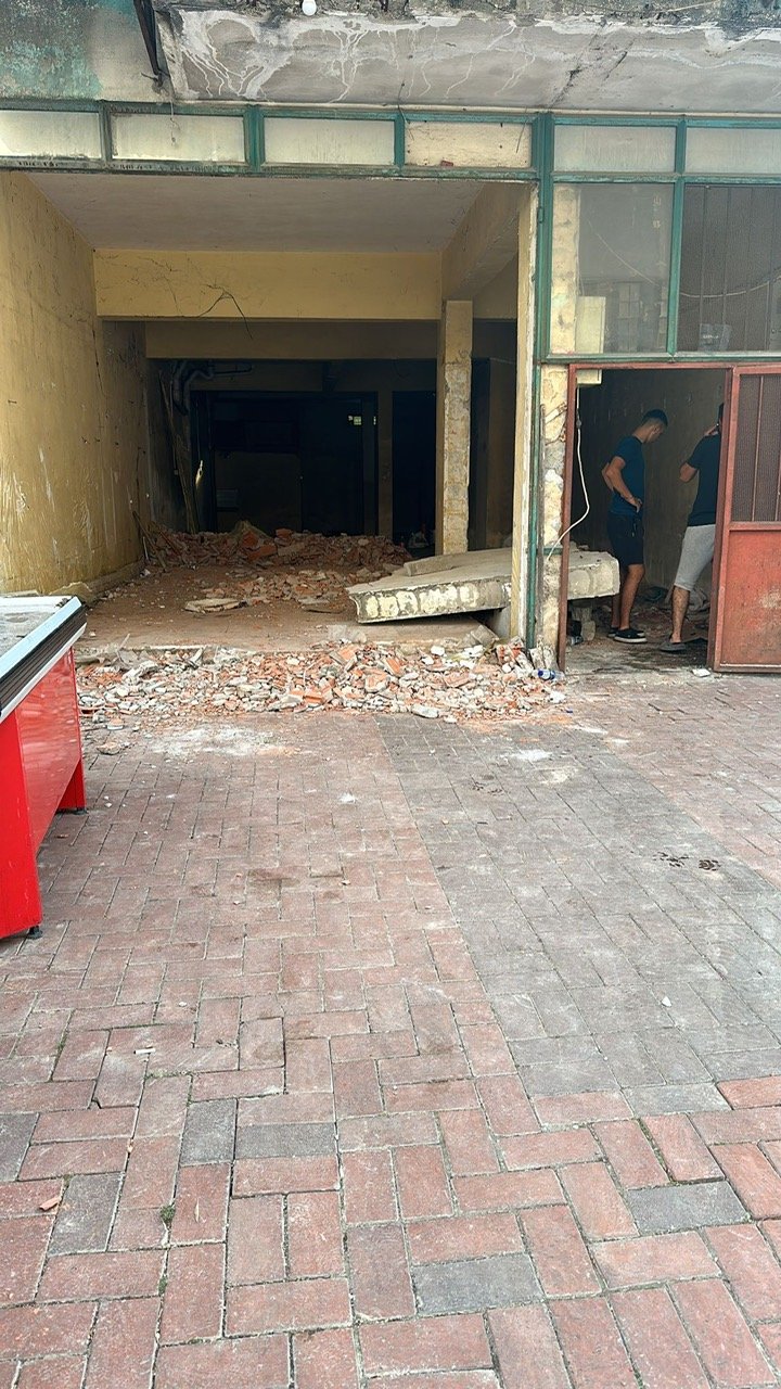 Yıkılan Beton Duvarın Altında Kalan İşçi Yaralandı