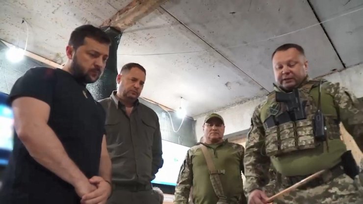 Zelenski’den Cephe Hattına Ziyaret