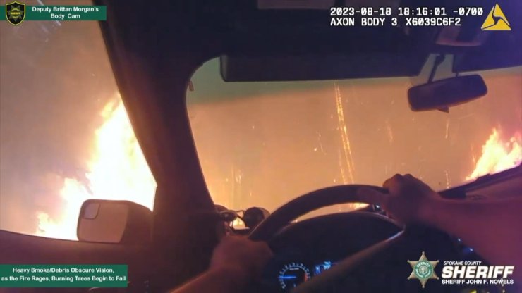 Abd’de Polisin Orman Yangınında Sivillere Yardım Ettiği Anlar Kamerada