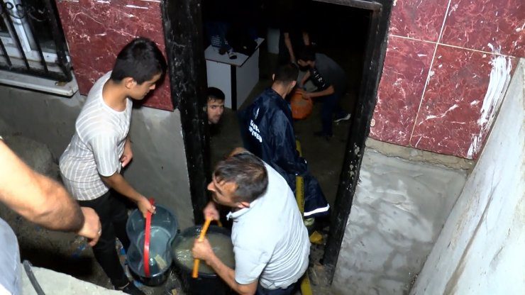 Arnavutköy’de Birçok Ev Ve İş Yeri Sular Altında Kaldı