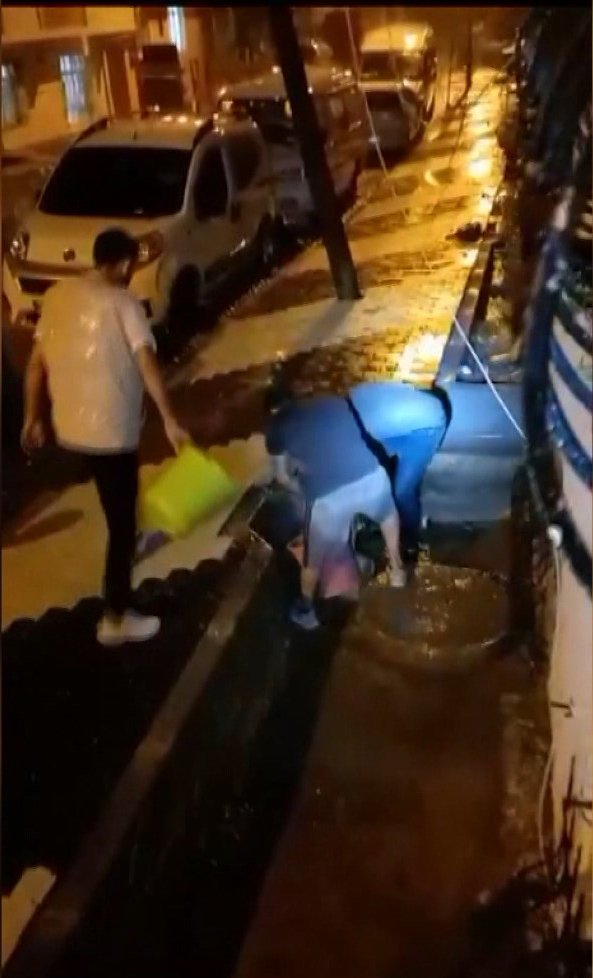 Arnavutköy'de Bodrum Katı Su Bastı; Rögardaki Suları Kovalarla Boşalttılar