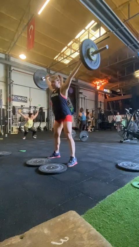 Ataşehir'de Spor Salonundaki Yangının Çıkış Anı