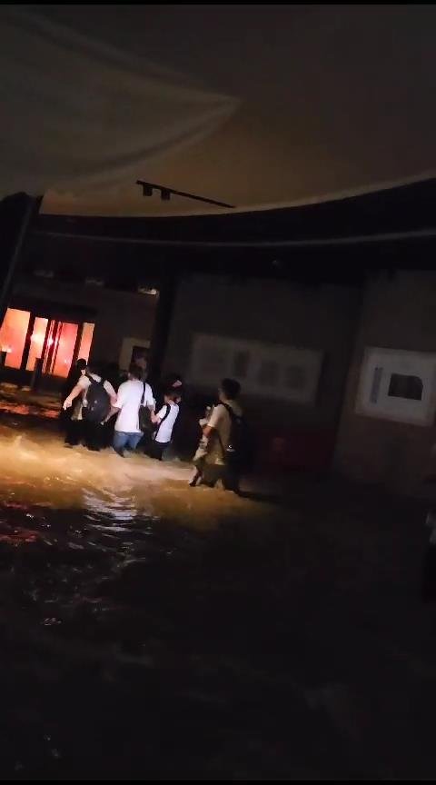 Başakşehir Millet Kıraathanesi'nde Mahsur Kaldılar