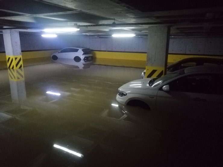 Başakşehir’de Site Otoparkları Da Su Altında Kaldı