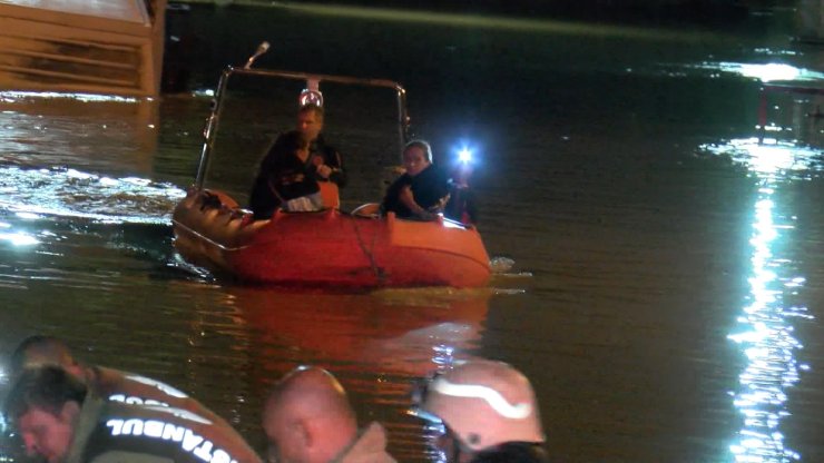 Halkalı'da Kafenin Çatısında Mahsur Kalan 68 Kişi Botlarla Kurtarıldı