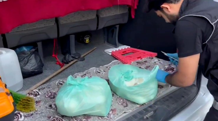 Hastane Bahçesindeki Minibüste 9,5 Kilo Metamfetaminle Yakalandı