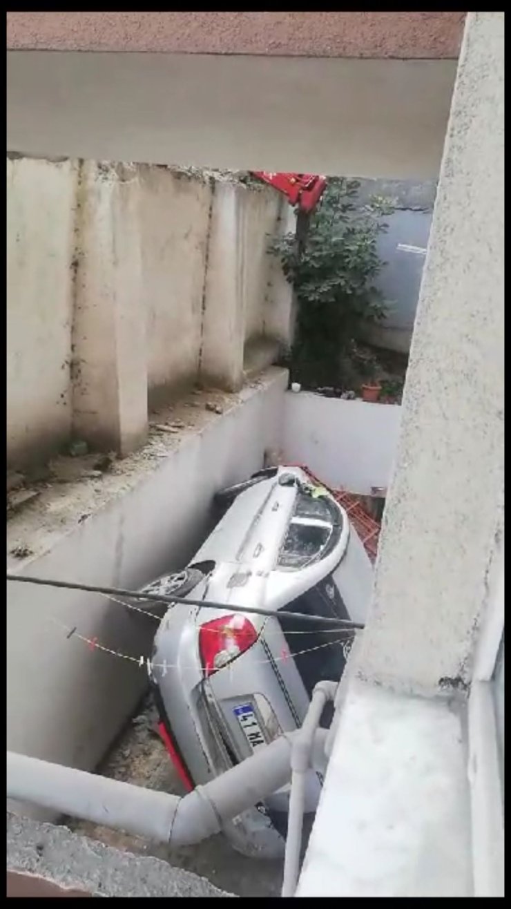 Kağıthane'de Çocukların İçinde Oynadığı Otomobil Apartman Boşluğuna Düştü