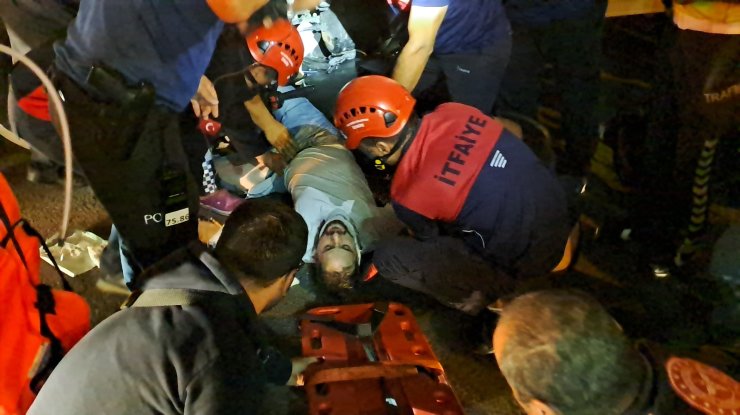 Kamyonla Çarpışan Motosikletli, Tekerin Altında Kalıp Yaralandı