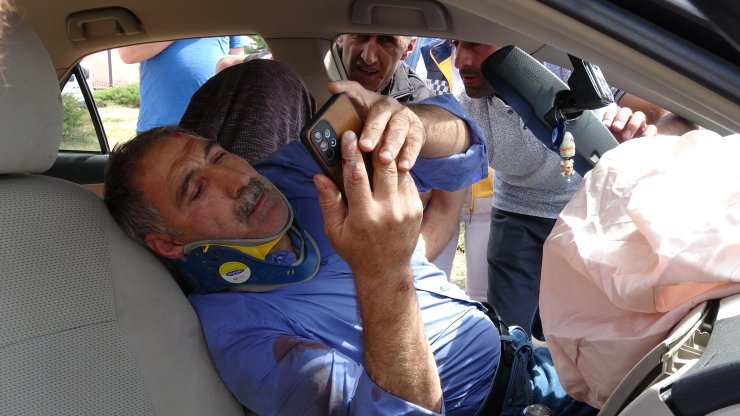 Kazada Yaralanan Sürücü Çevredekileri Kızdırdı, Sağlık Ekibine Zor Anlar Yaşattı