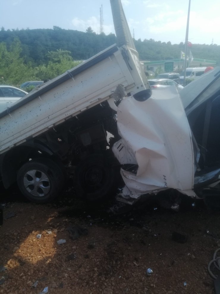 Kontrolden Çıkan Kamyonet Köprüye Çarptı: 1 Ölü, 1 Yaralı