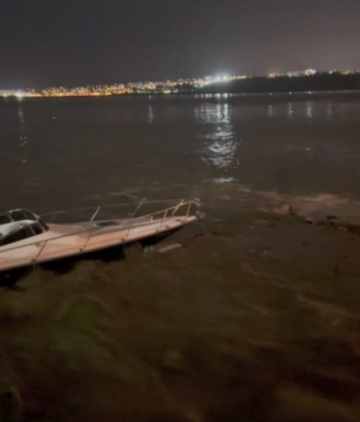 Küçükçekmece'de Mahsur Kalanların Çatısına Çıktığı Kafenin Sahibi : Arabayı Gitmesin Diye Halatla Bağladık