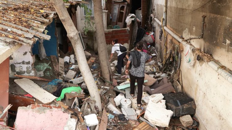 Küçükçekmece'de Selde Çöken Evinde Kedisini Arıyor