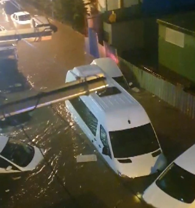 Küçükçekmece'de Sokaktaki Araçlar Sel Sularında Böyle Sürüklendi