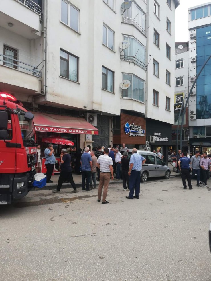 Merdiven Boşluğundan Düşen Emekli Öğretmen Öldü