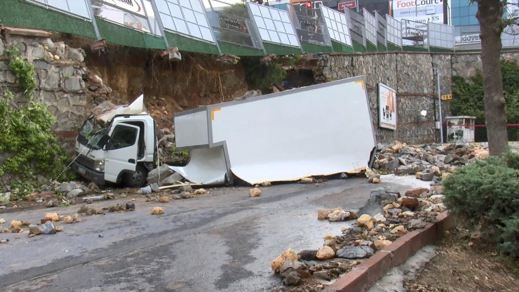 Mobilyacılar Sitesinde Çöken Duvar Kamyoneti İkiye Ayırdı