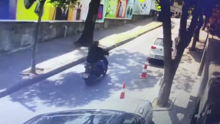 Panikleyen Hırsız Motosikletle Kaçarken Düştü