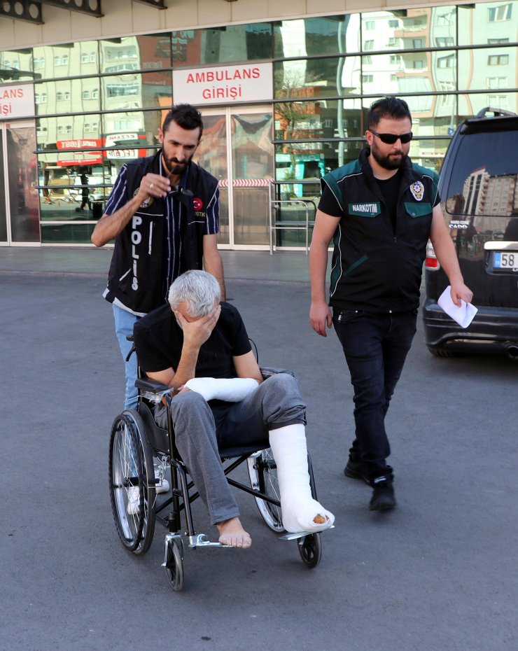 Polisten Kaçarken Ayağını Ve Kolunu Kıran Şüpheli, Tekerlekli Sandelye İle Adliyede