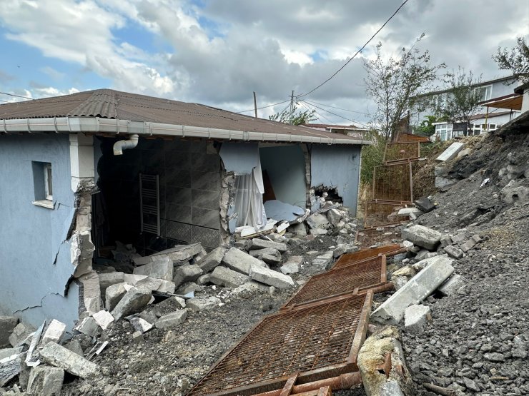 Sultangazi'de İstinat Duvarı Evin Üzerine Yıkıldı