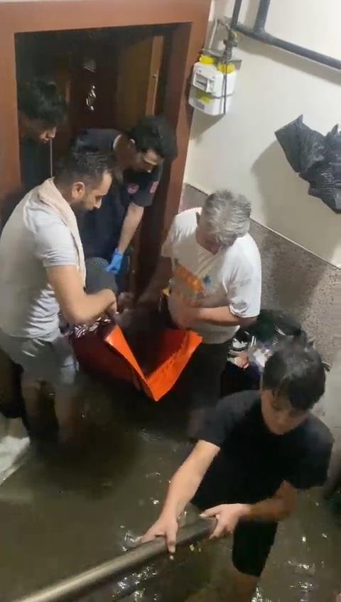 Sultangazi’de Su Baskınında Mahsur Kalan Yatalak Hastayı Polis Ve Kurtardı