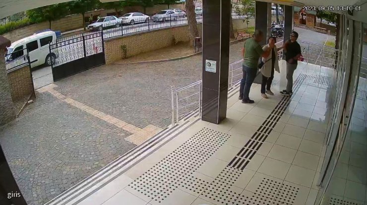 Şüpheliyi Görüntüleyen Gazeteciye Saldırı; O Anlar Kamerada