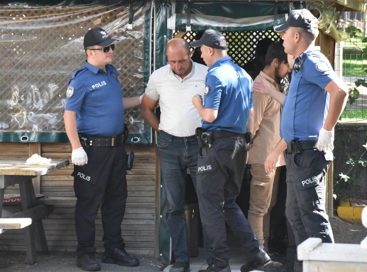 Sürücüsü İhtara Uymayan Hafif Ticari Araçtan 8 Düzensiz Göçmen Çıktı