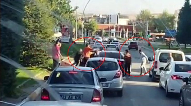 Trafikte Tekmeli- Yumruklu 'Yol Vermeme' Kavgası Kamerada