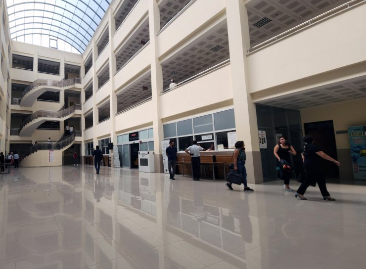 Adliyede 3'üncü Kattan Atlayan Afgan, Ağır Yaralandı